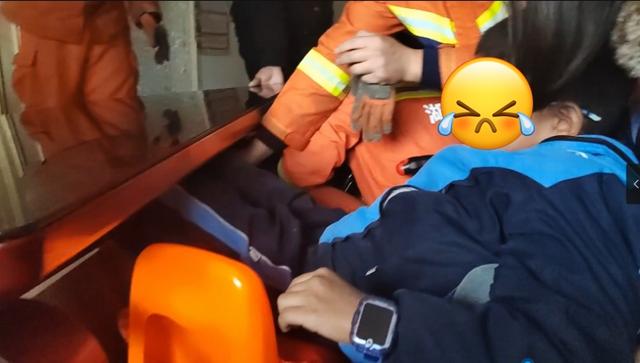 男孩腿被卡在取暖设备，妈妈对消防员说“切断算了”，儿子惊呼：“切断什么？！”