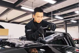 从留守儿童到最年轻“成都工匠”，00后小伙靠汽修技能“重启人生”图片