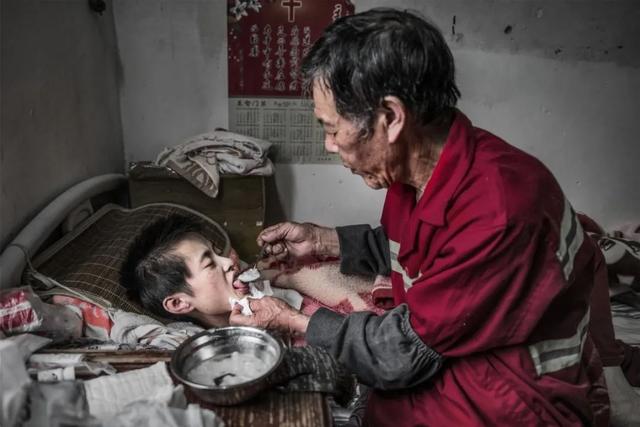 太突然！福州一退休环卫工手机被“打爆”！真相让人泪目……