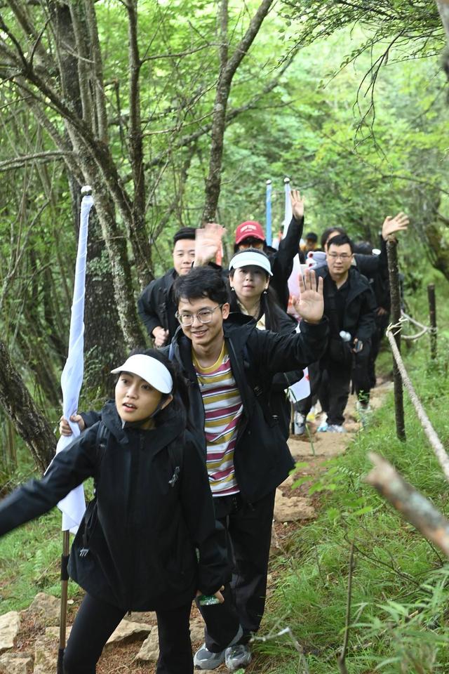 登顶牛背山漫步云端 2025“为爱攀登”大型公益活动圆满收官