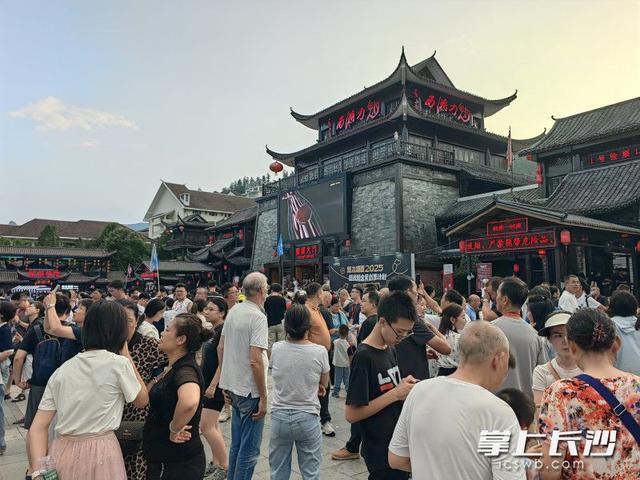 张家界文旅名片再发力 ，《魅力湘西》暑期开启一日三演