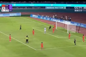 全场零射正！国足亚运队0-2不敌韩国止步8强，守门员与后卫为丢球吵起来图片