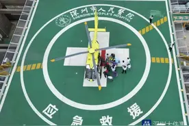 惊险！游客登山不慎坠落悬崖，直升机克服多个难题成功救援图片