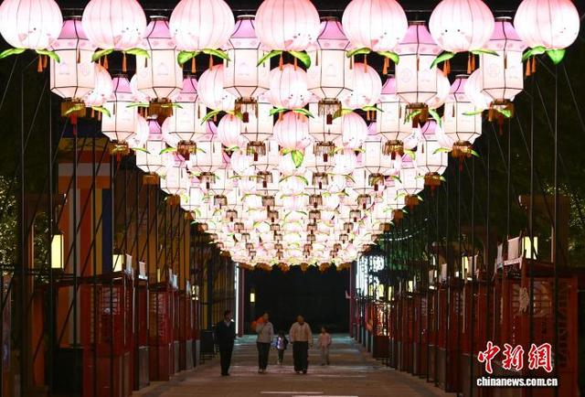 浙江宁波近千彩灯点亮 璀璨灯会吸引游人