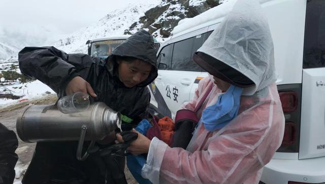 珠峰东坡一夜：喧嚣人潮、寂静雪山，与一场不期而至的暴雪