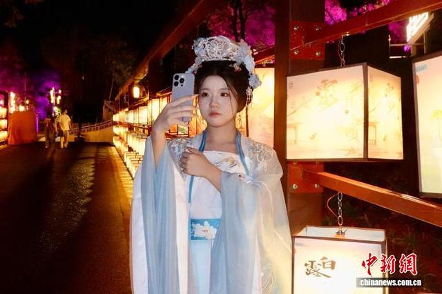 浙江义乌：鸡鸣阁夜色如画 吸引中外游客打卡