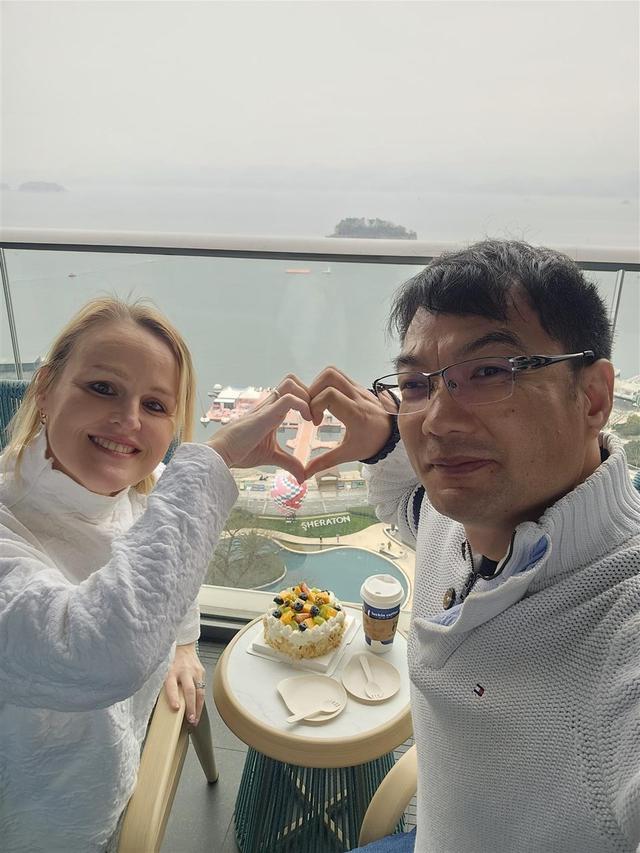 “按摩店初中文凭小伙”娶美国博士老婆：已结婚20年，有爱就能冲破一切隔阂