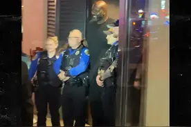 😲奥尼尔演出后被警察包围！😜其实是在和警察蜀黍合照啦！图片
