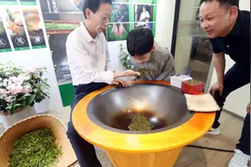 10年前学这门技艺的年轻人凤毛麟角，这次大师带00后徒弟进社区秀手法图片