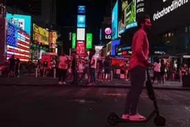 美媒：纽约正式将乱穿马路合法化，允许行人在人行横道外或违反交通信号灯过马路图片