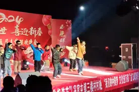这台“村晚”，是一场大学生和村民持续多年的自发接力图片