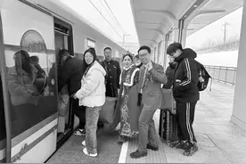 列车飞驰，载着这对新人开启幸福之旅图片