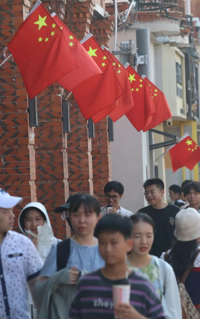 氛围拉满！古城刷屏了，最美中国红！