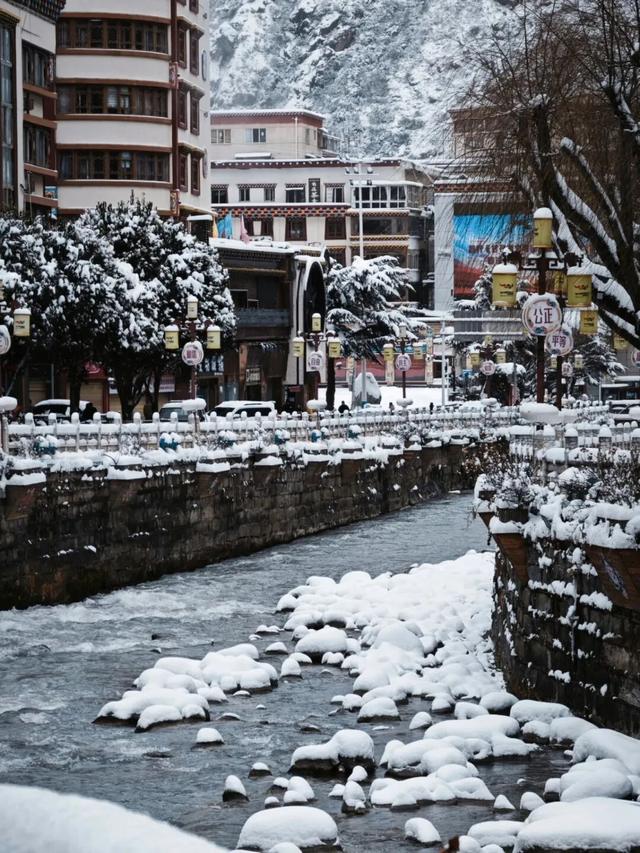 来这个小城看雪泡温泉，美哭了！