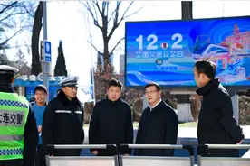 大连理工大学开展“12·2”全国交通安全日宣传活动图片