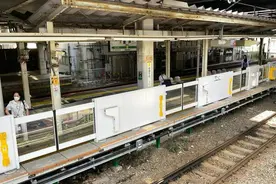 日本神奈川县一男子将两人推下铁路站台图片