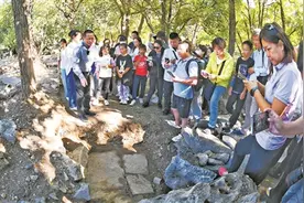 市民可在圆明园观摩文源阁遗址发掘图片