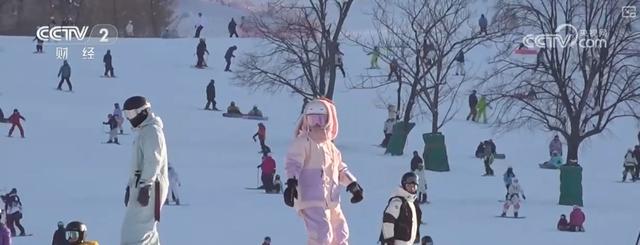 “增设雪假+惠民政策+特色景观”掀起冰雪新热潮 “滑”出消费新“动”力