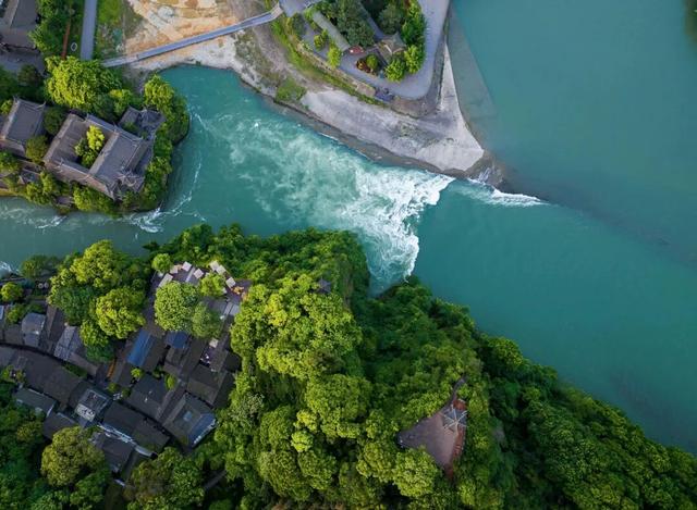 《堰明山青幸福人》 ——致青城山-都江堰申遗成功25周年