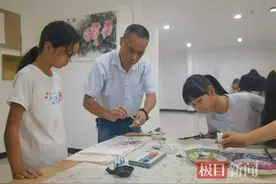 这堂国画公益培训班结业课，“土老师”拖堂却受学员欢迎图片