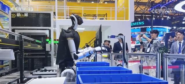 撸猫、喂养、夹豆腐，不在话下！人形机器人应用场景遍地开花 催生消费新业态