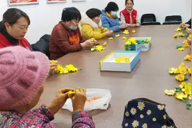 潍坊市潍城区：巧手组装小黄花 放飞指尖梦想图片