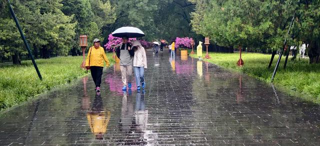 京城秋雨歇又至，游客热情不减