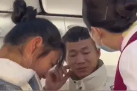 夫妻俩带患病宝宝坐飞机去就医，乘务组筹集善款暖心安慰丨看见正能量图片