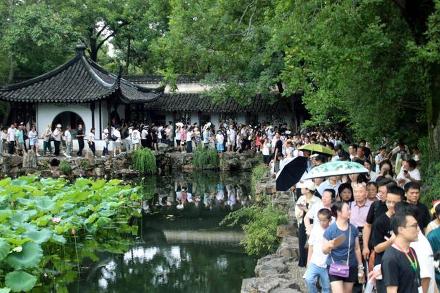 苏州：拙政园人头攒动