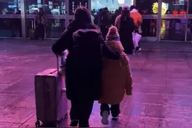 28岁妈妈卖烧烤给先心病儿子筹医药费：母子俩已到北京，即将接受第3次手术图片