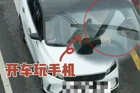 被交警拦下后，女子为何如此紧张？图片
