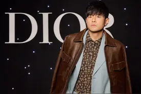 刚结束《嘉年华》演唱会，周杰伦又亮相巴黎时装周图片