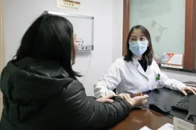 姑娘怎么也想不通：山楂不是消食的吗，吃完咋长胃结石了？图片