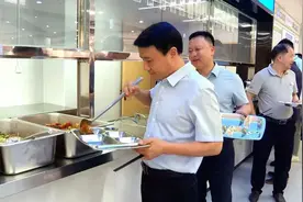 “四不两直”呷食堂 为入学把好“入口关”图片