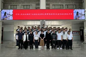 全运会群众比赛象棋项目进校园，国家大师与泰安40名学生“一对十”对弈图片