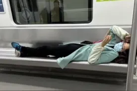 视评来了丨地铁不文明行为被“施魔法”  这招真妙！图片