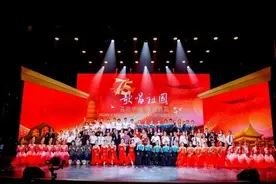 上海民办高校师生相聚一堂歌唱祖国图片
