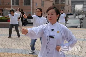 弘扬中国传统文化 青岛即墨城西一社区开展公益授拳活动图片
