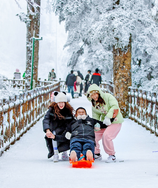 谁还没冲？快来瞧瞧冬日瓦屋山有多好玩！