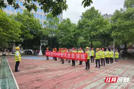 防汛备汛 以演促练 郴州联通举行防汛应急演练图片