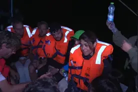 以色列官员警告后，以军登上“环保少女”搭乘的救援船图片