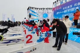 2024-2025冰上龙舟超级联赛首站在哈尔滨举行图片