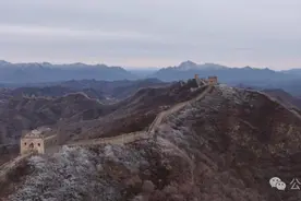 【我是家乡代言人】金山岭长城初雪 银装素裹满城霜图片