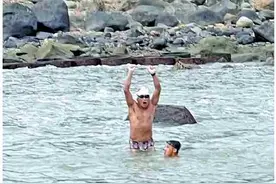 高州2人成功游泳横渡琼州海峡图片