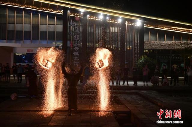 安徽休宁：民俗文化点亮齐云山“夜经济”