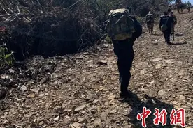 云南盈江中缅边境：戍边民警联合驻地民兵巡边踏查图片