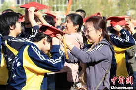 河北衡水二中举办成人礼 学生集体表演手语操感恩父母图片