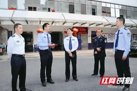 株洲公安为日常工作实绩突出民警“送奖到岗”图片