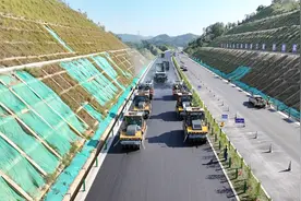 平岑高速路面：智慧施工筑坦途 质量监控保安全图片