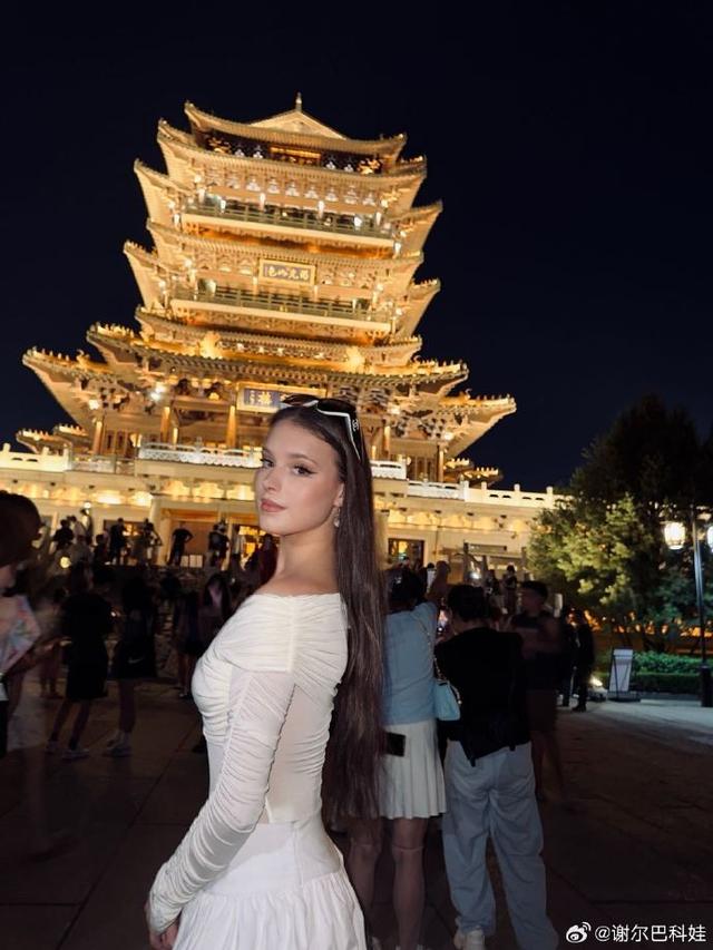 太美了，奥运冠军谢尔巴科娃打卡济南趵突泉